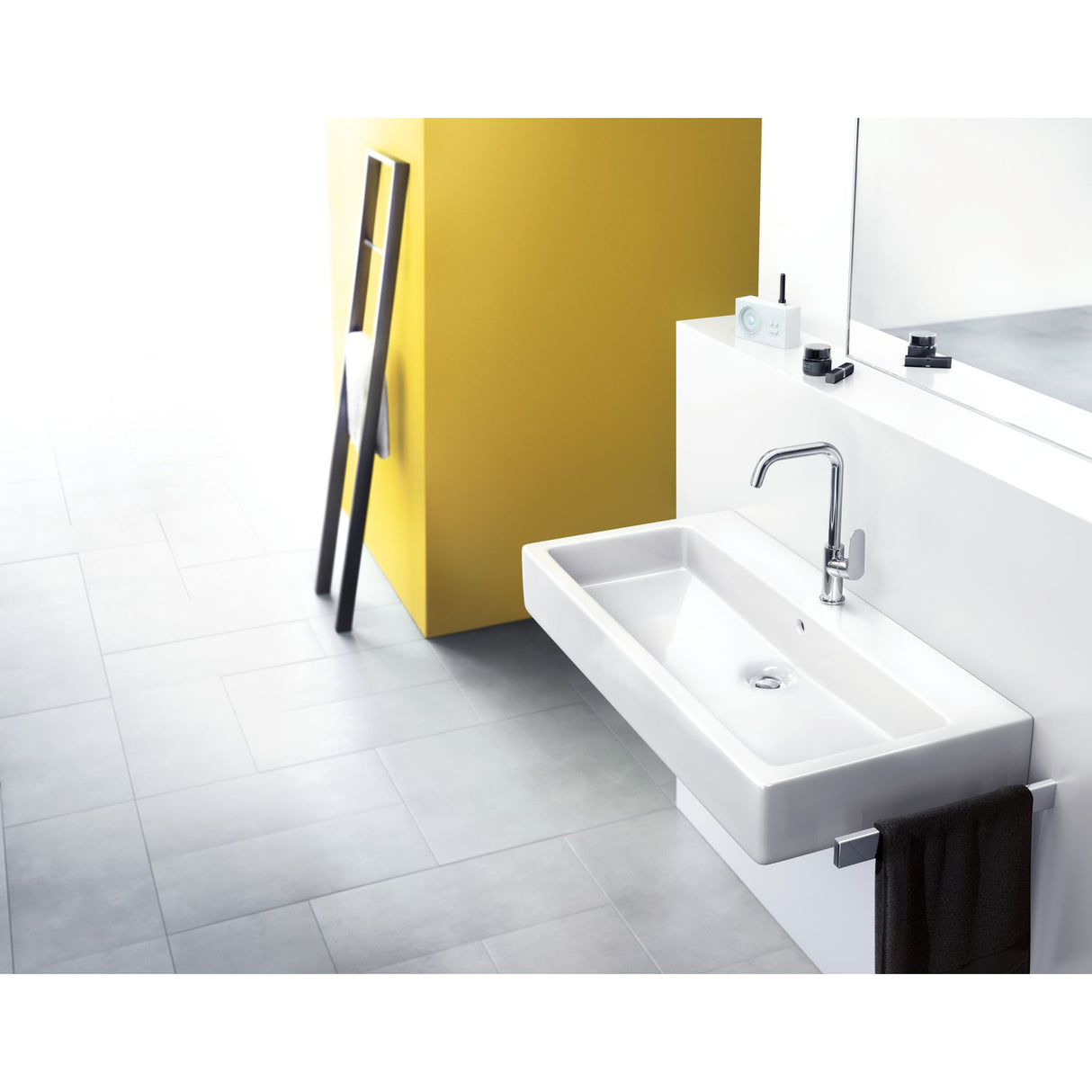 Lavabo mural blanc Grohe, robinet chromé, design moderne, salle de bain.