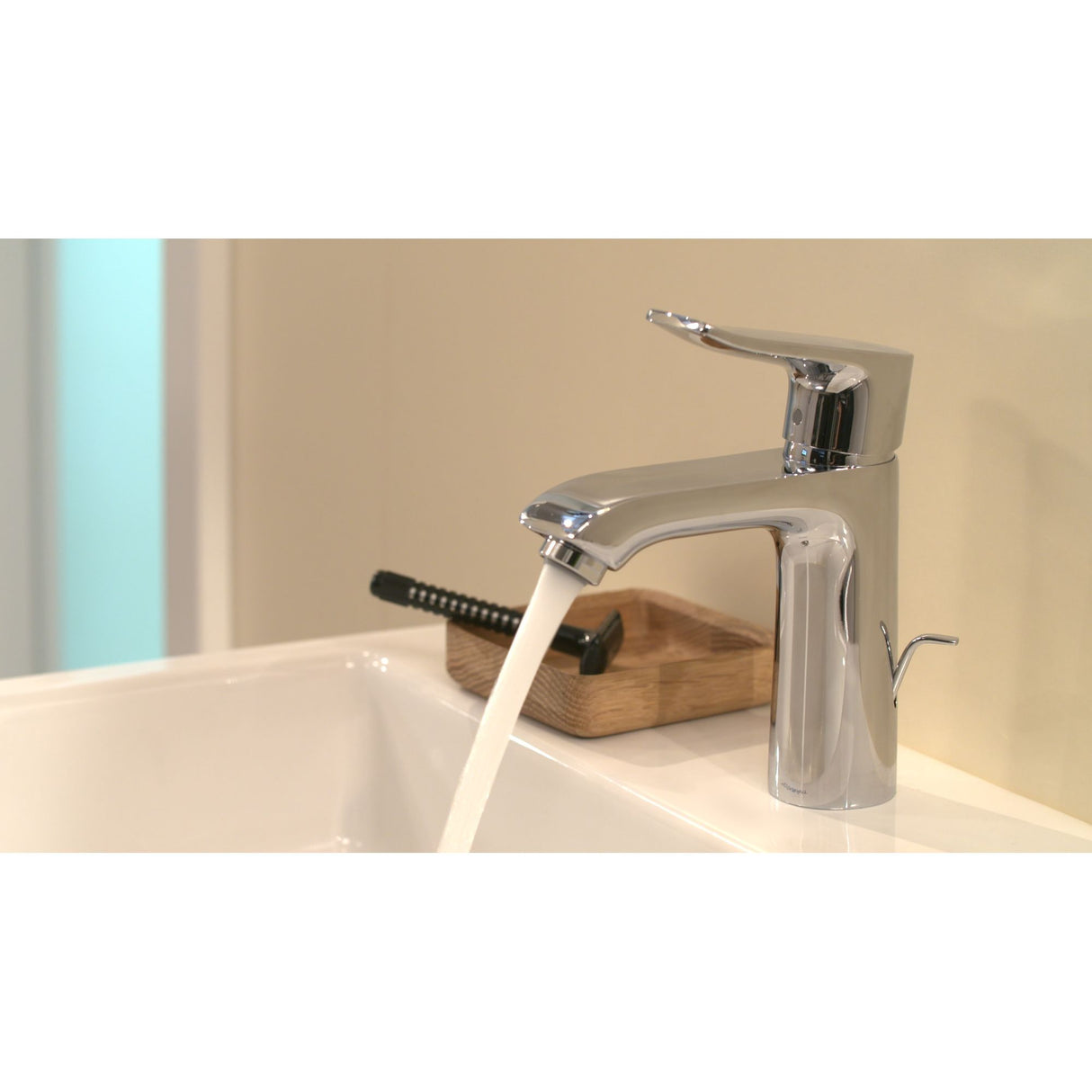 Mitigeur Grohe, robinet de salle de bain chromé, eau en cours d'écoulement.