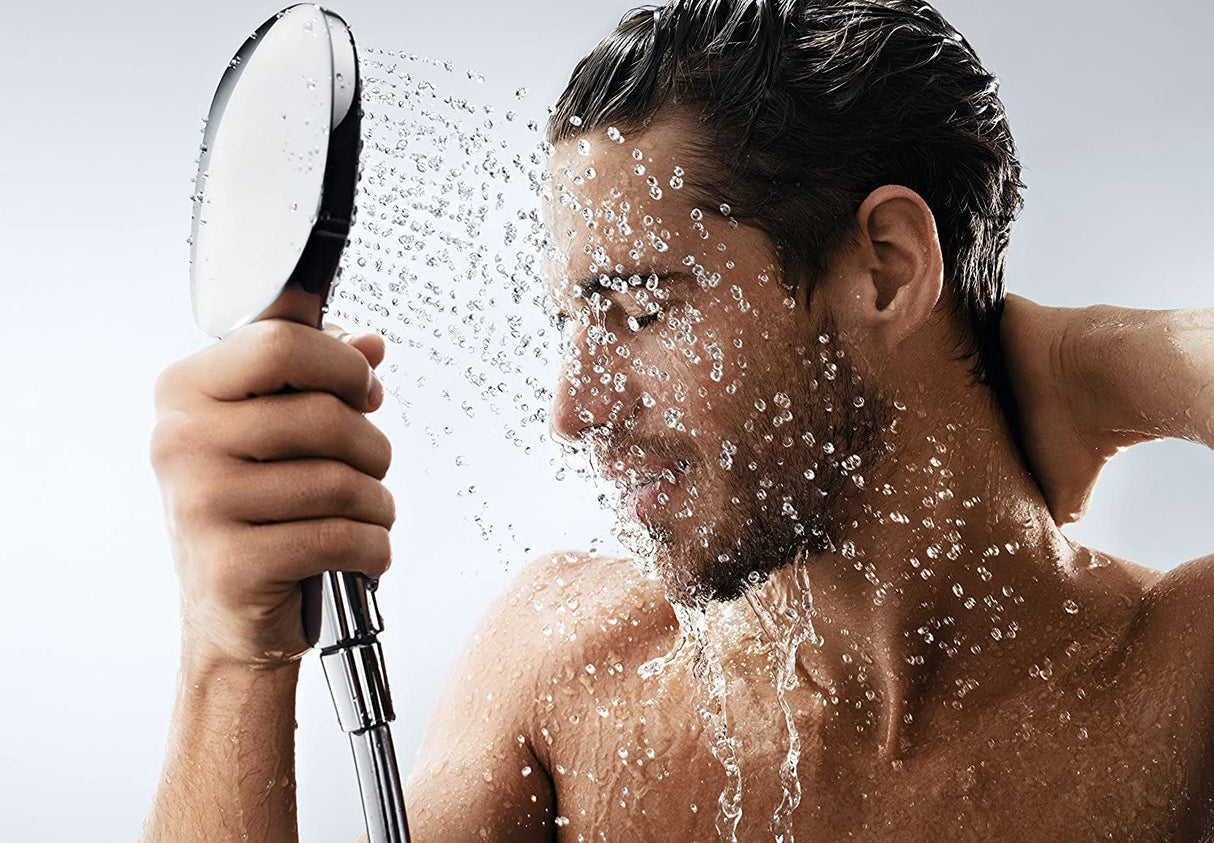 Douchette Grohe, pommeau de douche chromé, couleur argent, utilisée sous l'eau