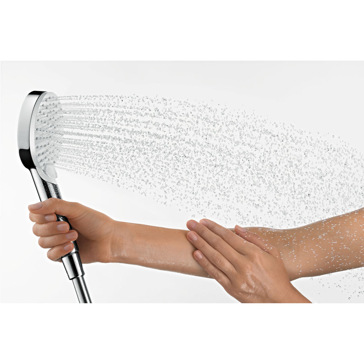 Douchette Grohe, pommeau de douche chromé, jet d'eau sur bras, accessoire salle de bain argenté