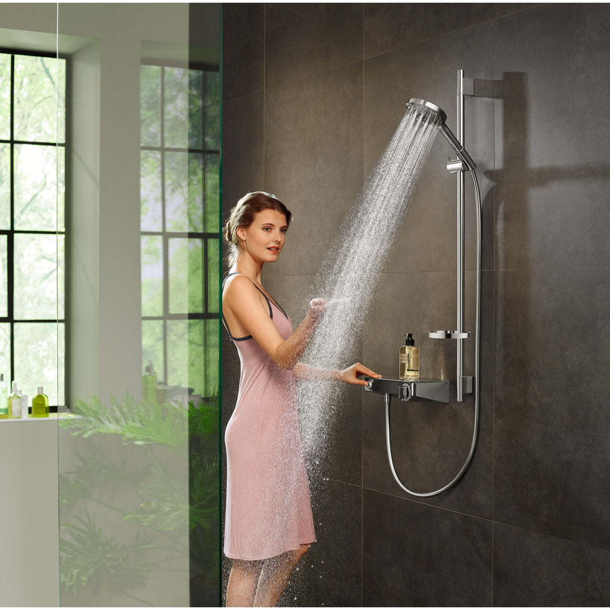 Colonne de douche Grohe, couleur chrome, installée dans une salle de bain moderne