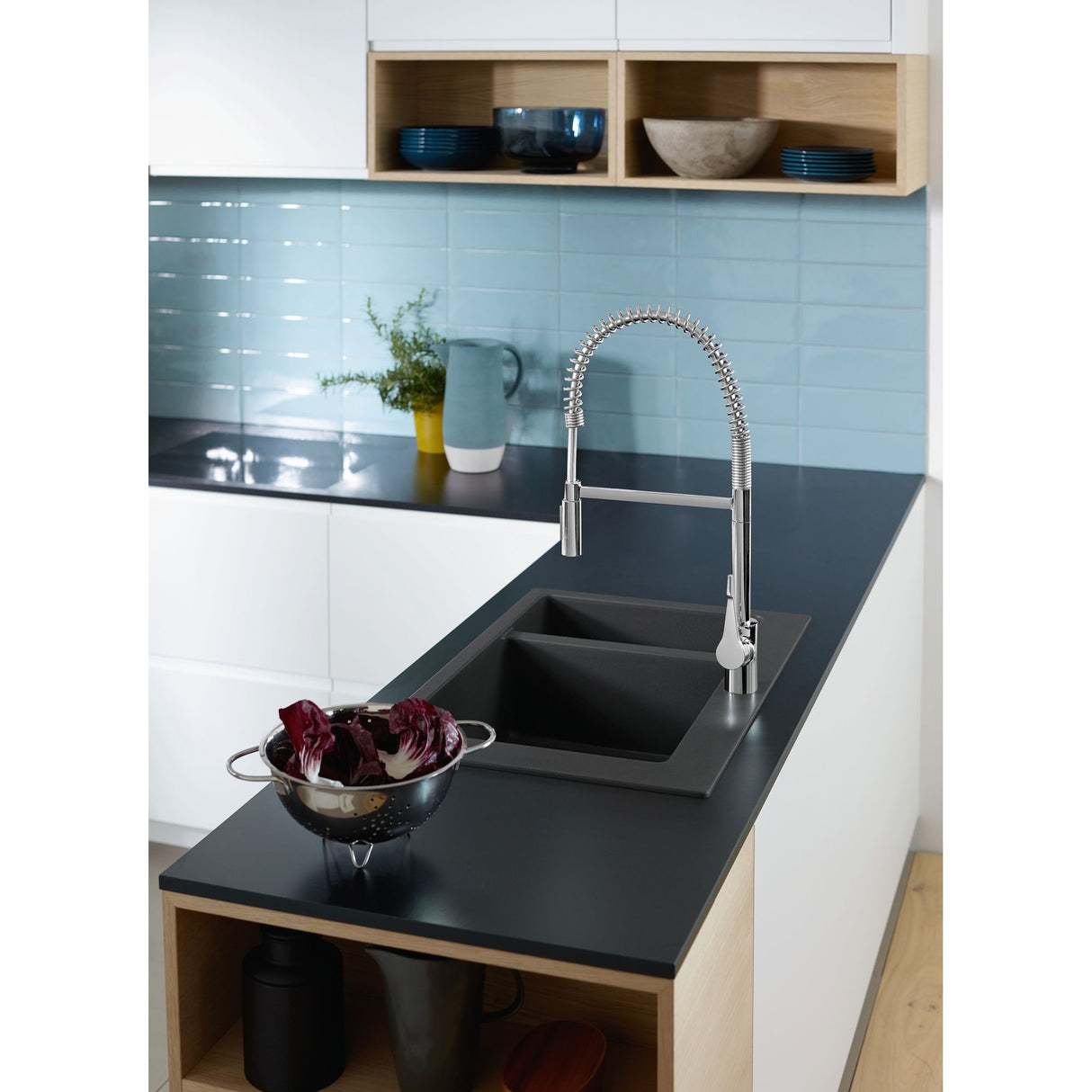 Mitigeur de cuisine Grohe, robinet type professionnel, finition chromée, installé sur évier noir