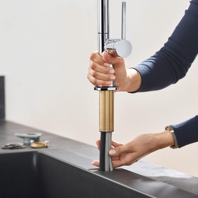 Mitigeur Grohe, robinet de lavabo, couleur chromée, en cours d'installation