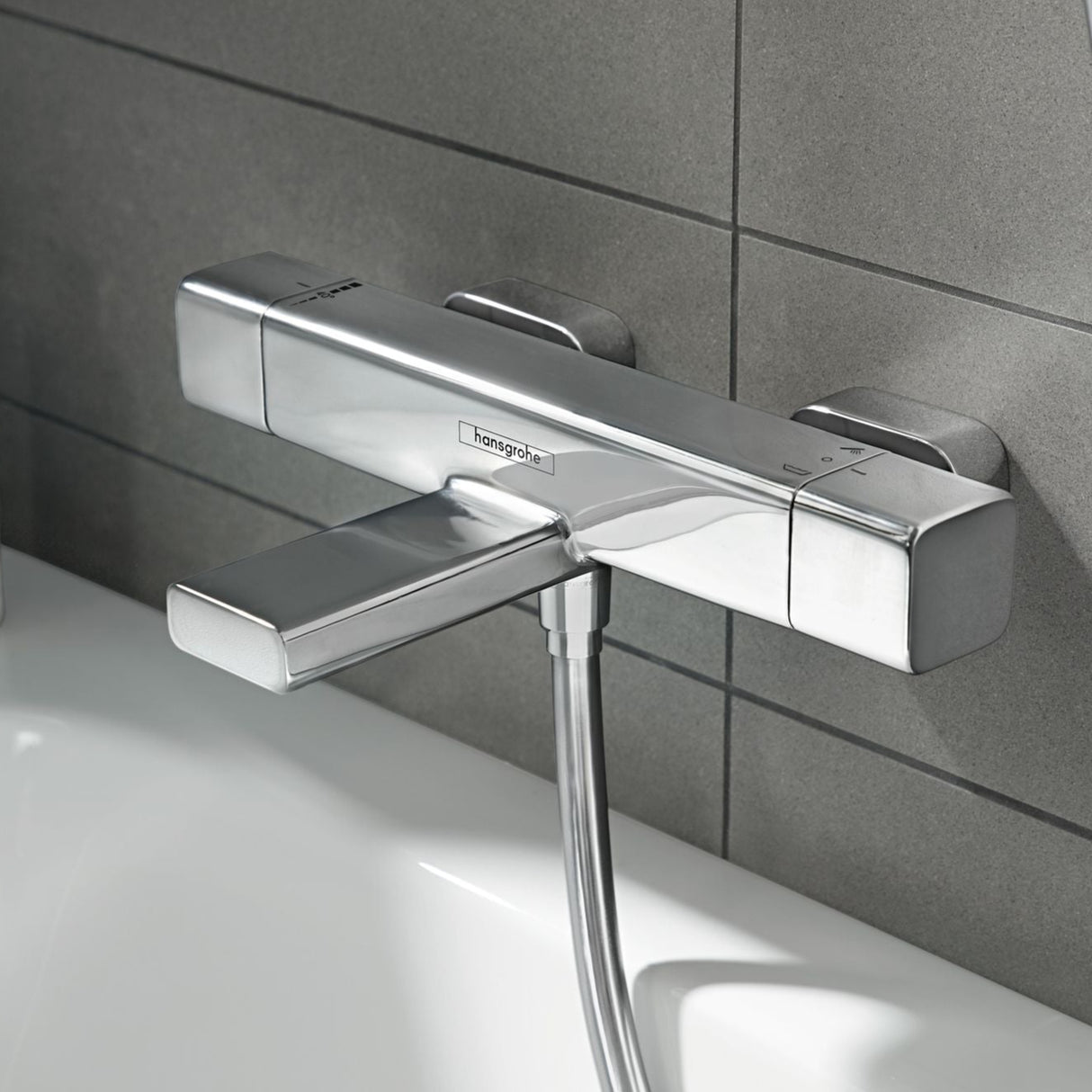 Mitigeur de bain Hansgrohe chromé, robinet mural, design moderne, couleur argentée.