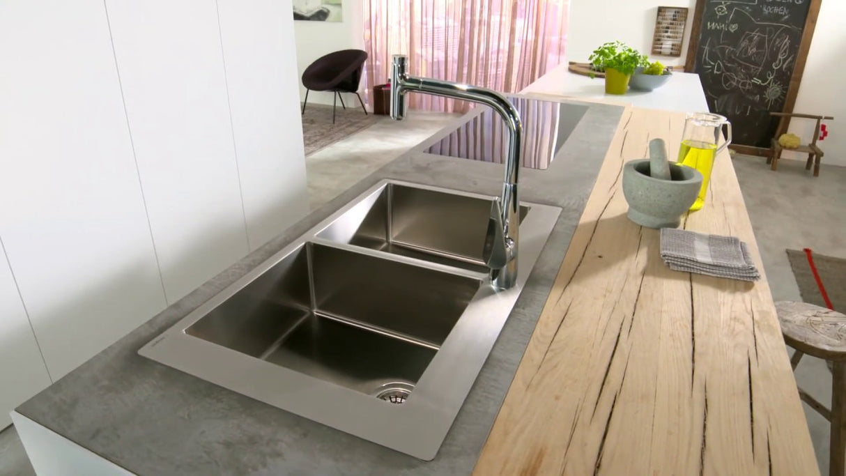 Évier double Grohe en acier inoxydable, couleur argent, installé dans une cuisine moderne.