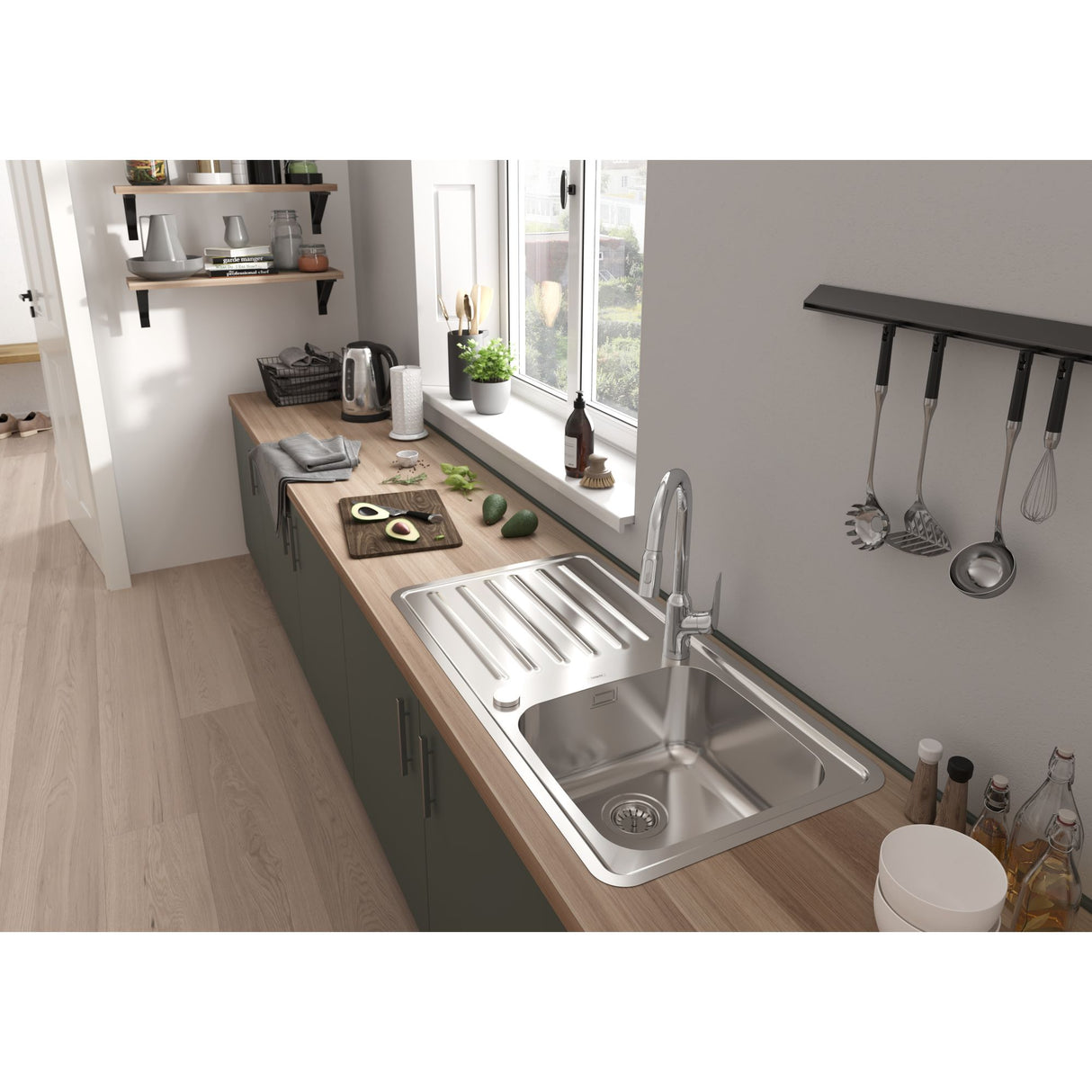 Évier de cuisine Grohe en inox argent, installé sur un plan de travail moderne.