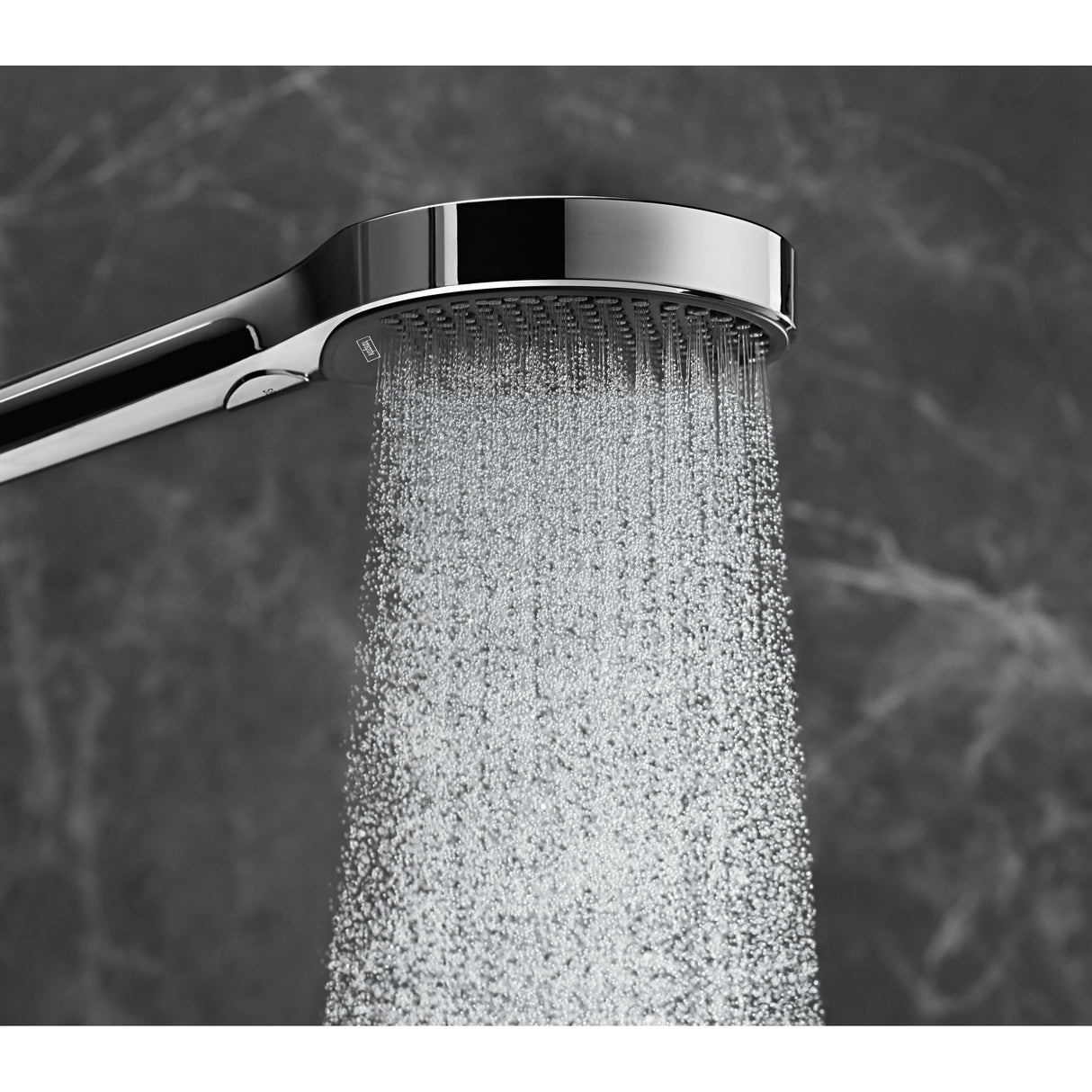 Pommeau de douche Grohe, chromé, jet d'eau en fonctionnement, produit de salle de bain.