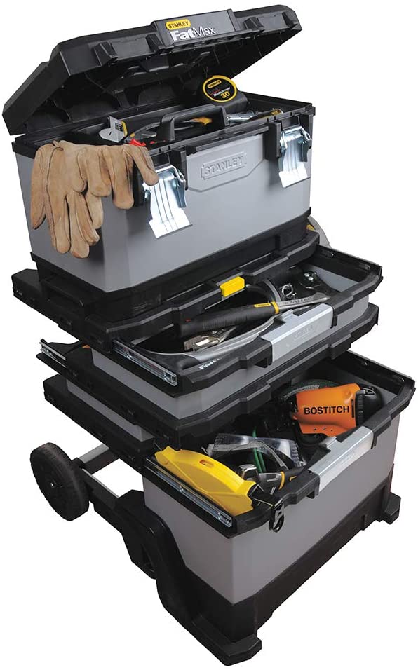 Coffre à outils Stanley FatMax, couleur gris et noir, compartiments ouverts, plein d'outils.