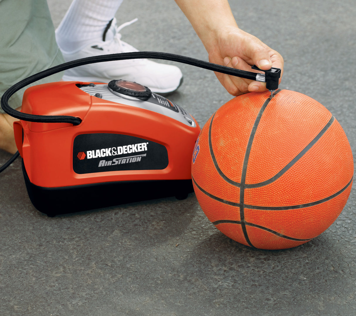 Compresseur Black+Decker, gonfleur portatif rouge, utilisé pour un ballon de basket orange