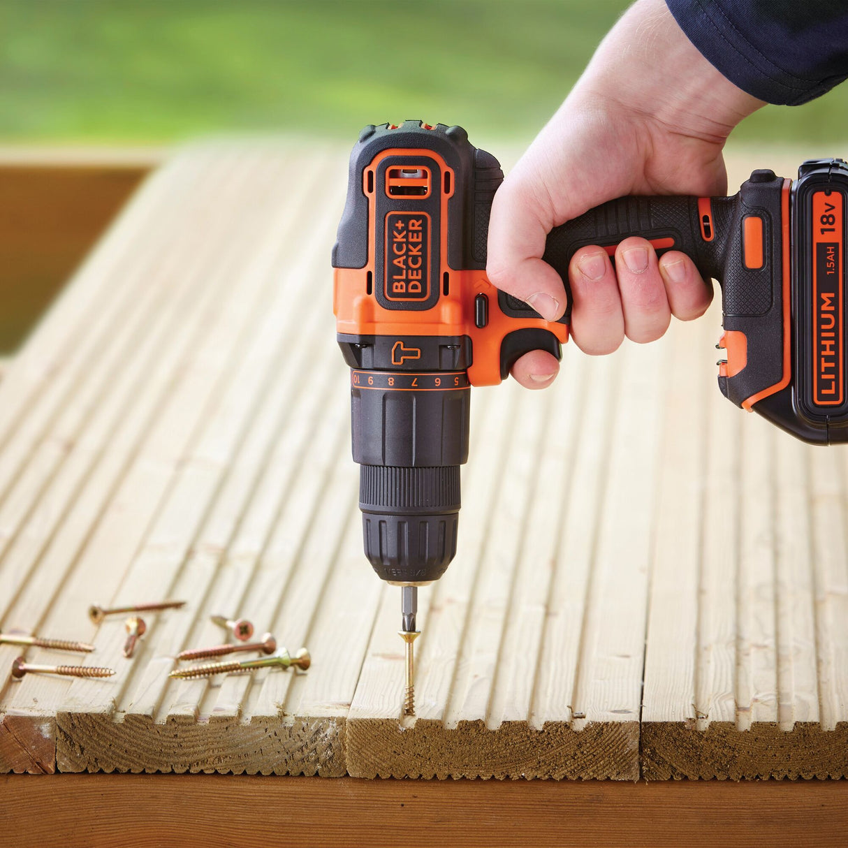 Perceuse-visseuse Black+Decker, outil électroportatif orange et noir, utilisée sur bois