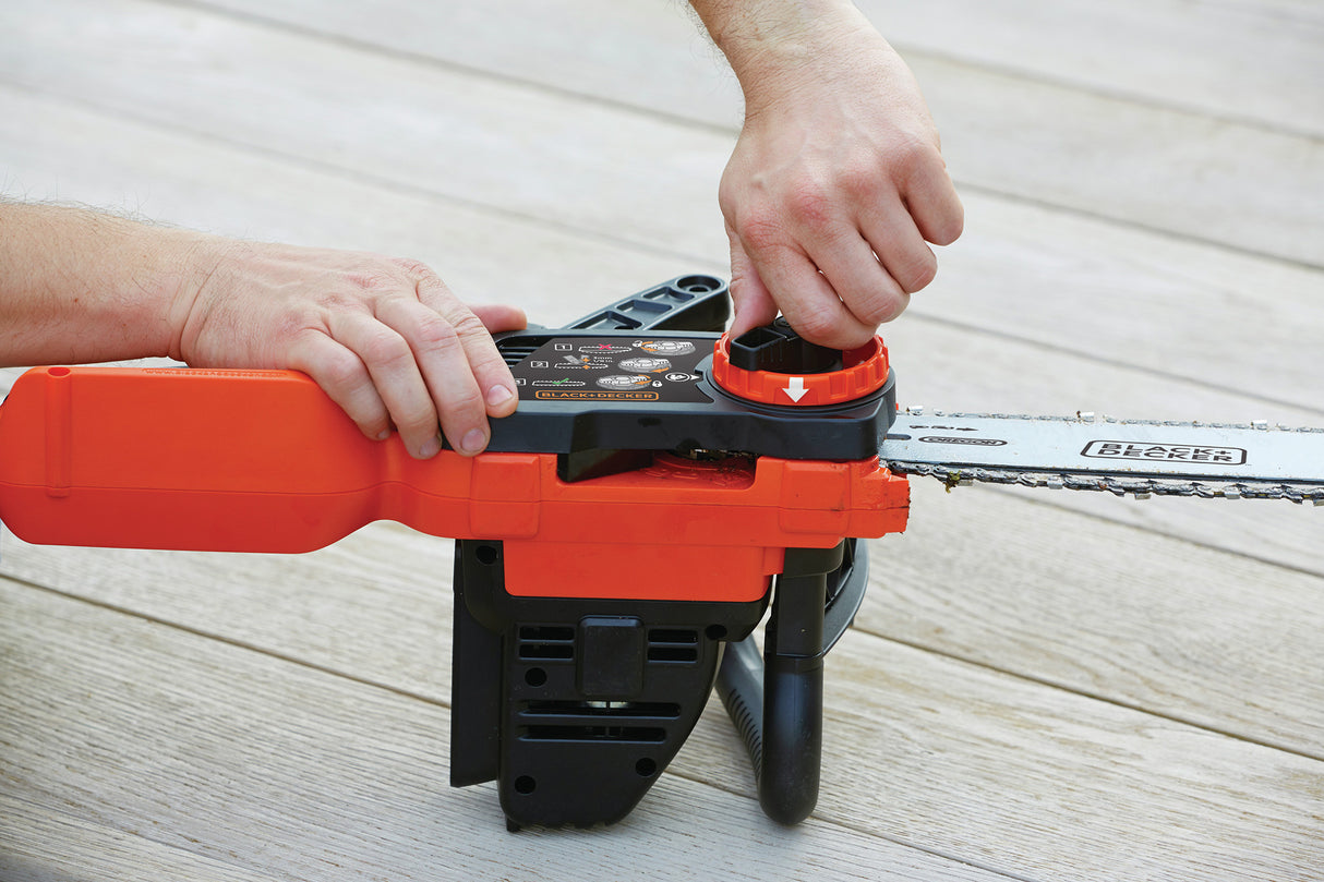 Tronçonneuse Black+Decker orange et noire en cours d’ajustement