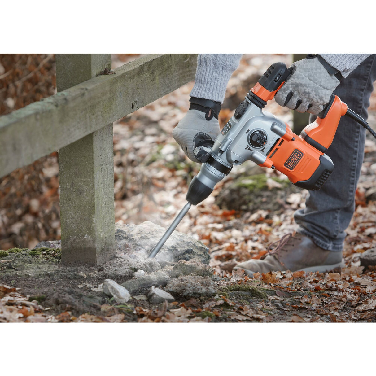 Marteau piqueur Black+Decker orange, outil électroportatif utilisé sur pierre