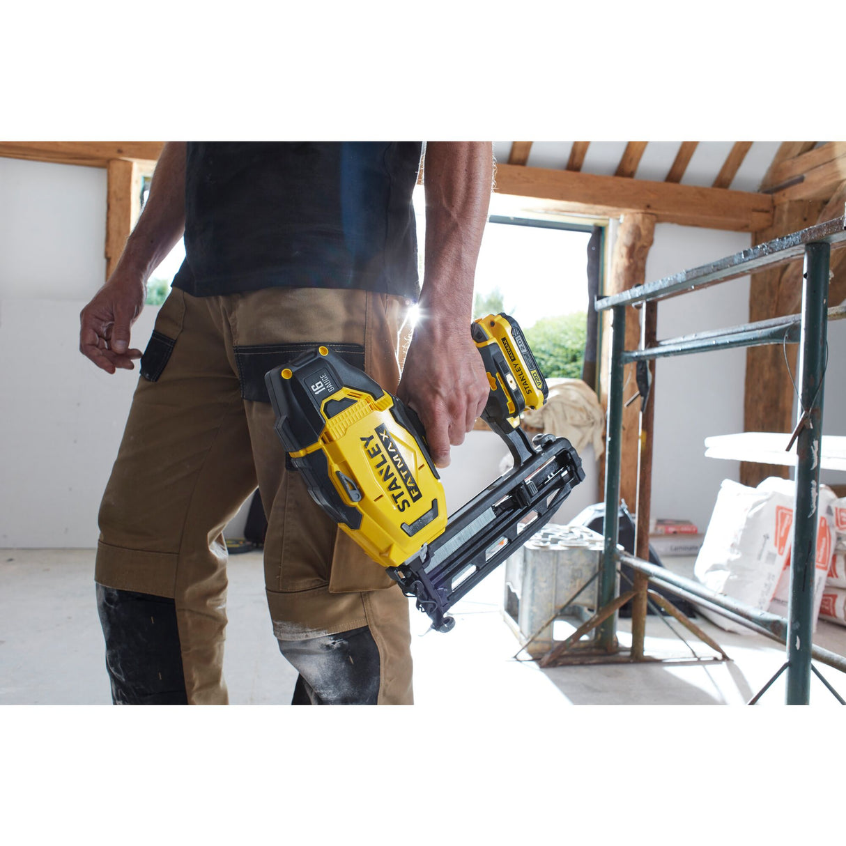 Cloueur sans fil jaune Stanley, outil électroportatif, utilisé sur un chantier