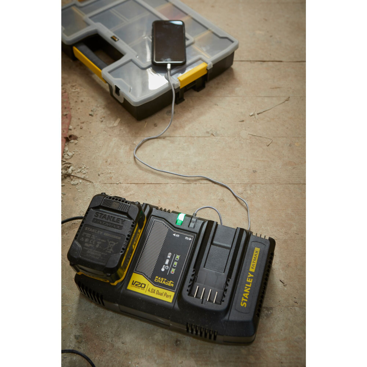 Chargeur double port Stanley, outil électroportatif noir et jaune, en usage sur chantier