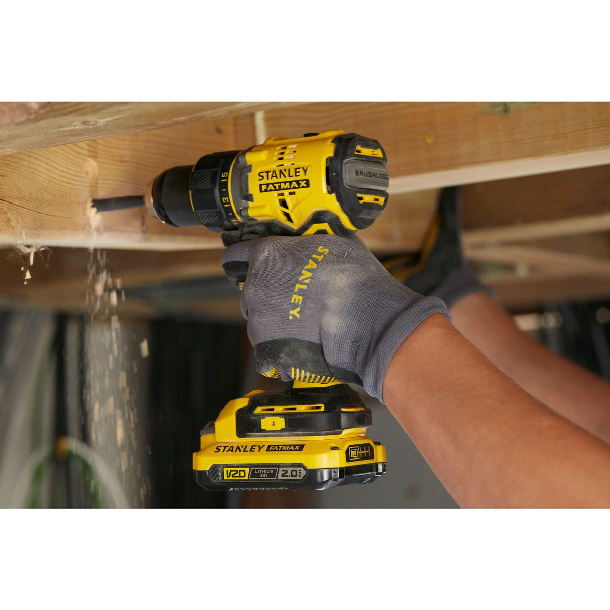Perceuse-visseuse sans fil Stanley Fatmax jaune et noire en action sur du bois