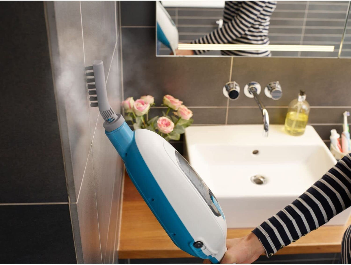 Nettoyeur vapeur Kärcher bleu et blanc utilisé sur carrelage mural salle de bain