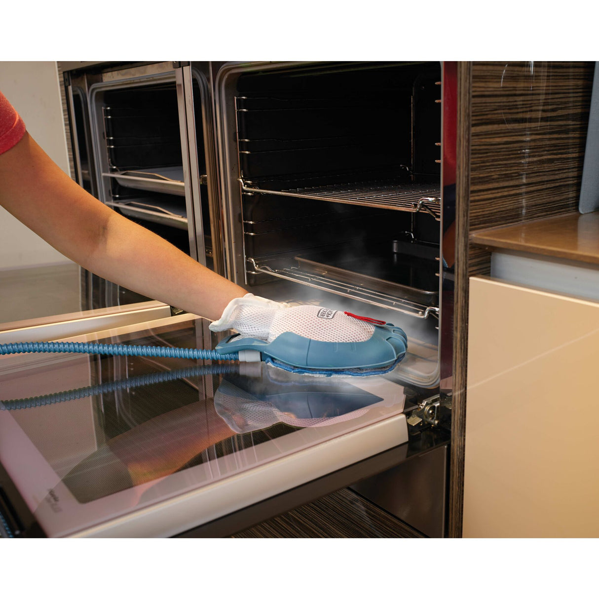 Manique de nettoyage bleu Karcher pour four, accessoire vapeur en action