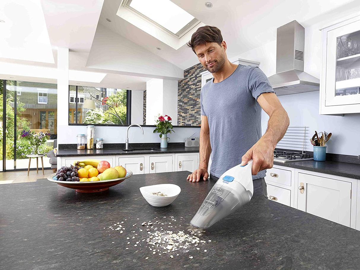 Aspirateur à main Black+Decker gris nettoyant un plan de travail dans une cuisine moderne