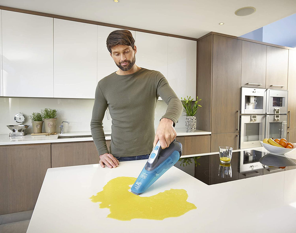 Black+Decker aspirateur à main bleu nettoyant liquide jaune sur plan de travail de cuisine