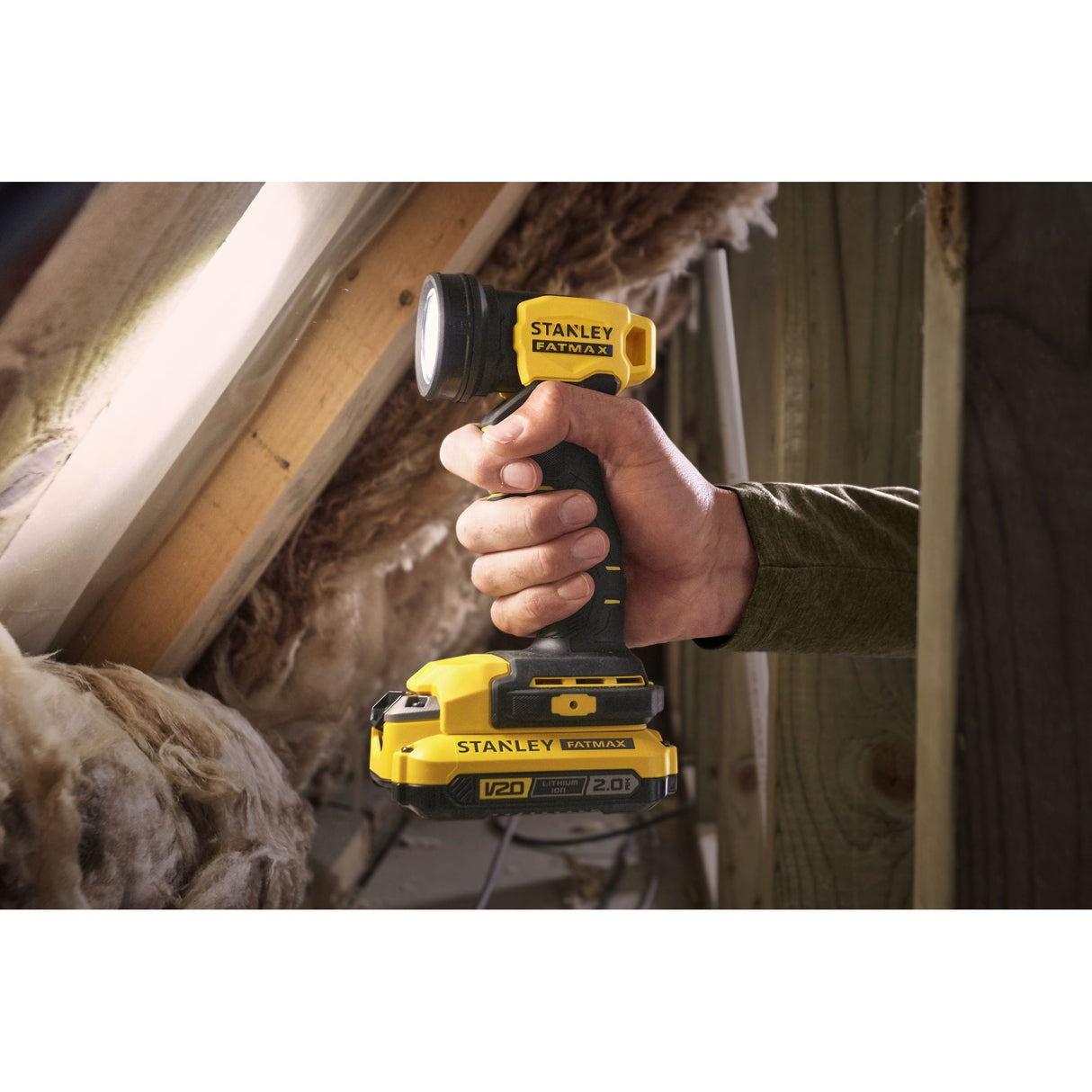 Lampe torche Stanley Fatmax, outil électroportatif jaune et noir, en utilisation