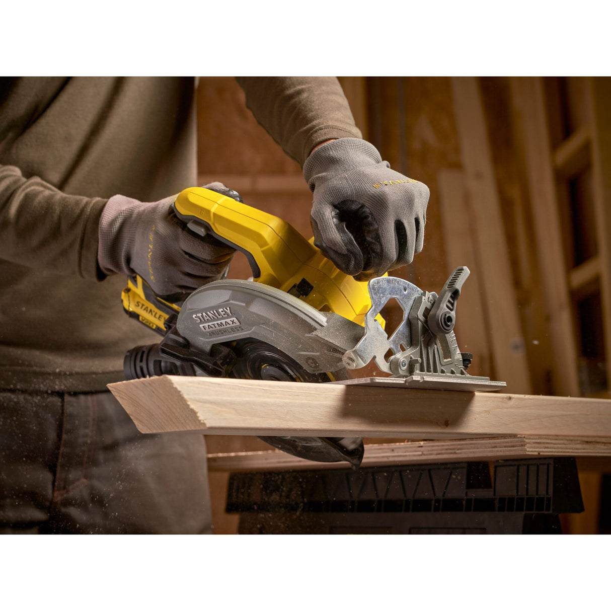 Scie circulaire Stanley Fatmax, outil électrique jaune, en action sur bois