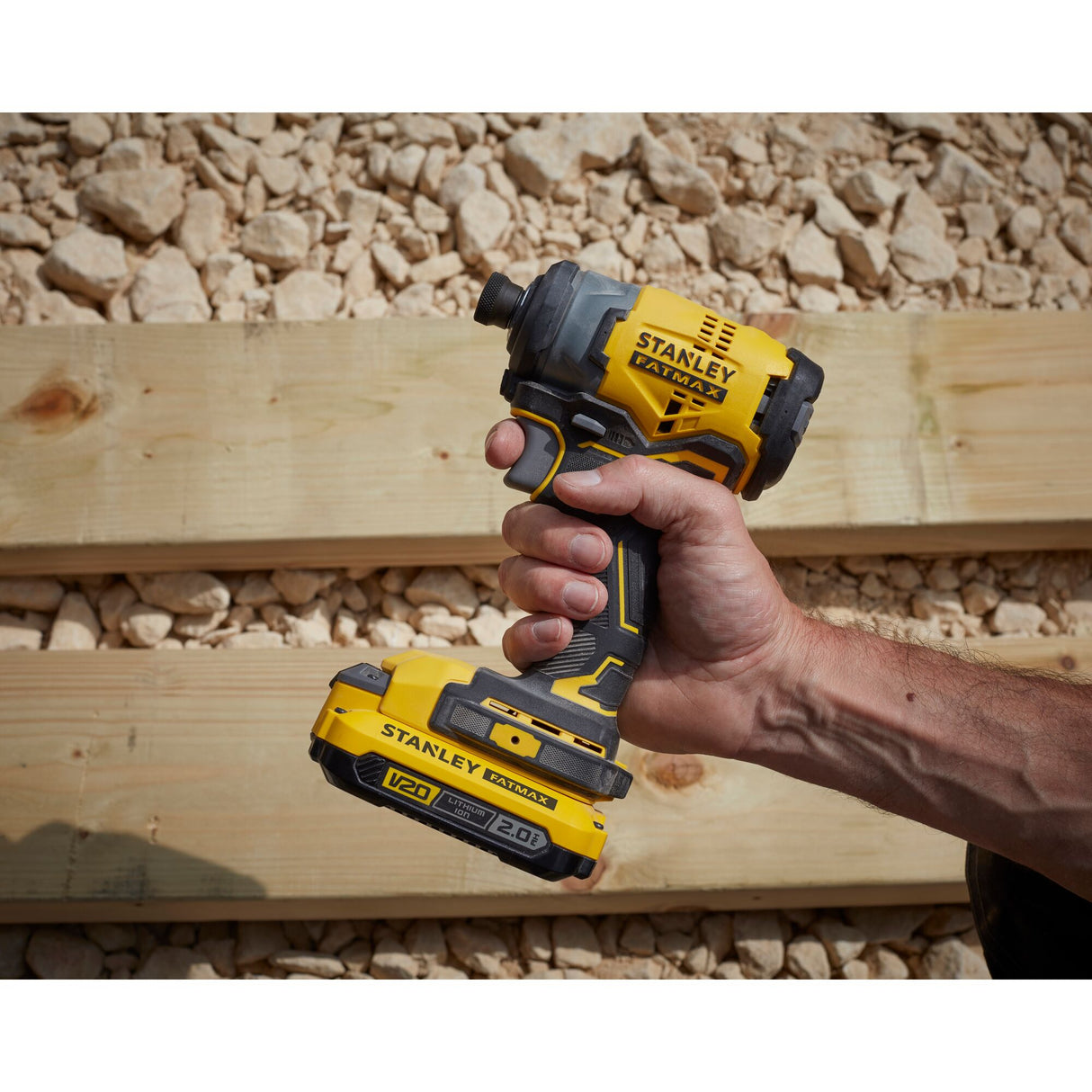 Perceuse sans fil Stanley Fatmax, couleur jaune et noire, tenue en main
