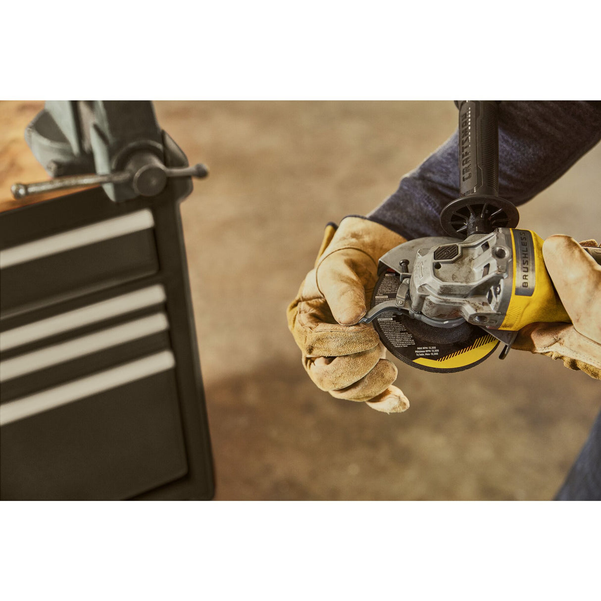 Meuleuse jaune DEWALT, outil électroportatif, tenue en main avec gants de travail