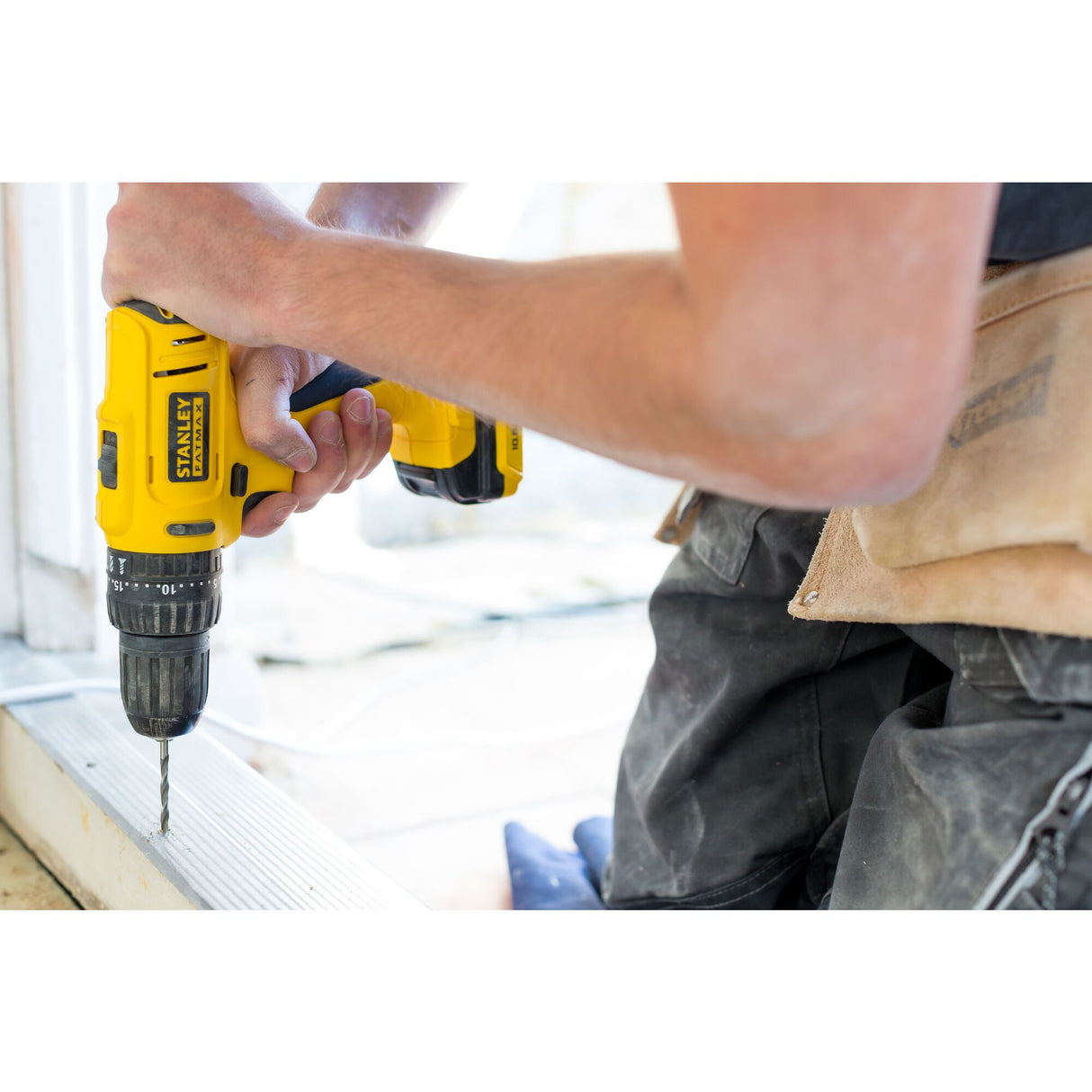 Perceuse sans fil Stanley, couleur jaune, outil électroportatif utilisé pour percer.