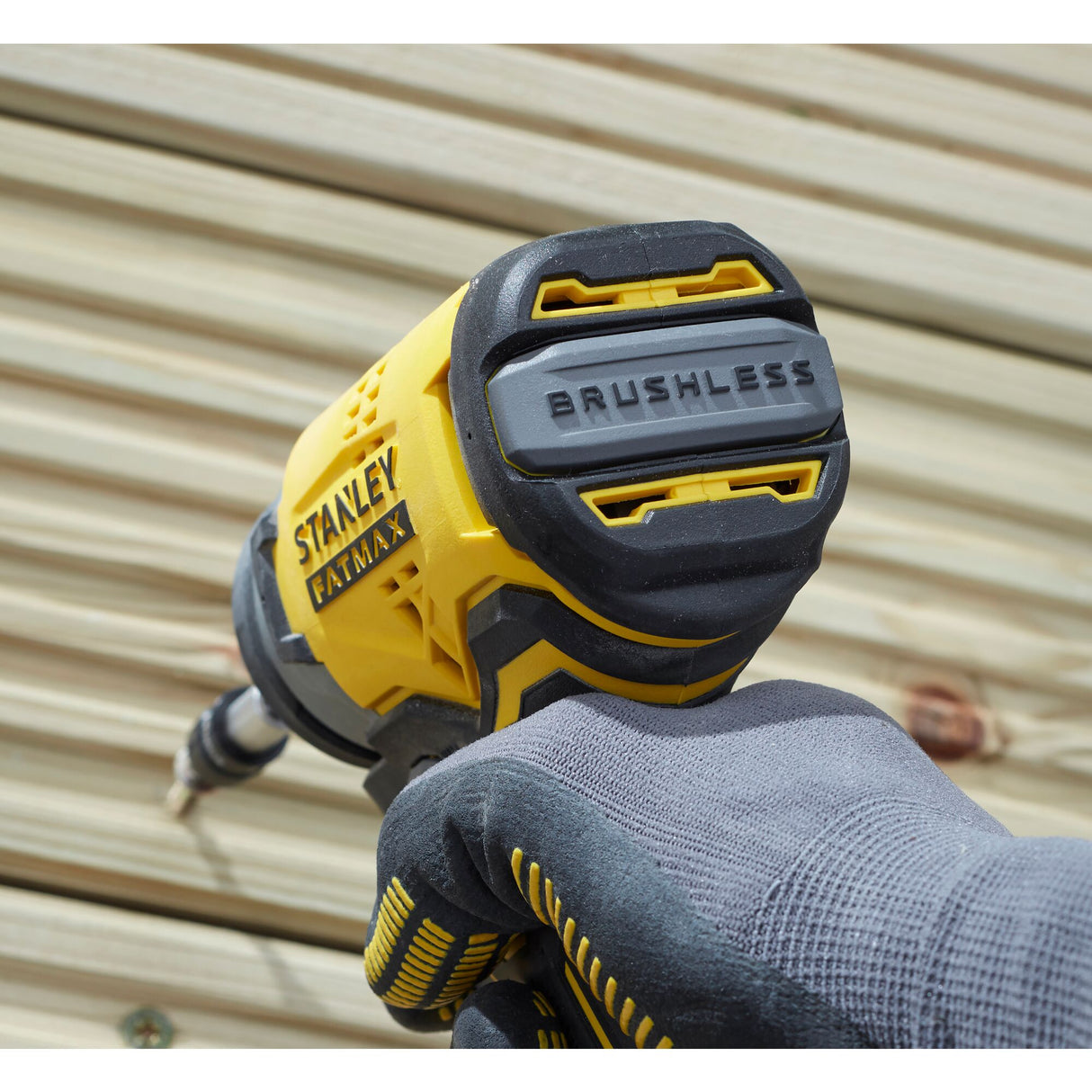 Visseuse Stanley FATMAX, jaune et noire, moteur brushless en action sur bois