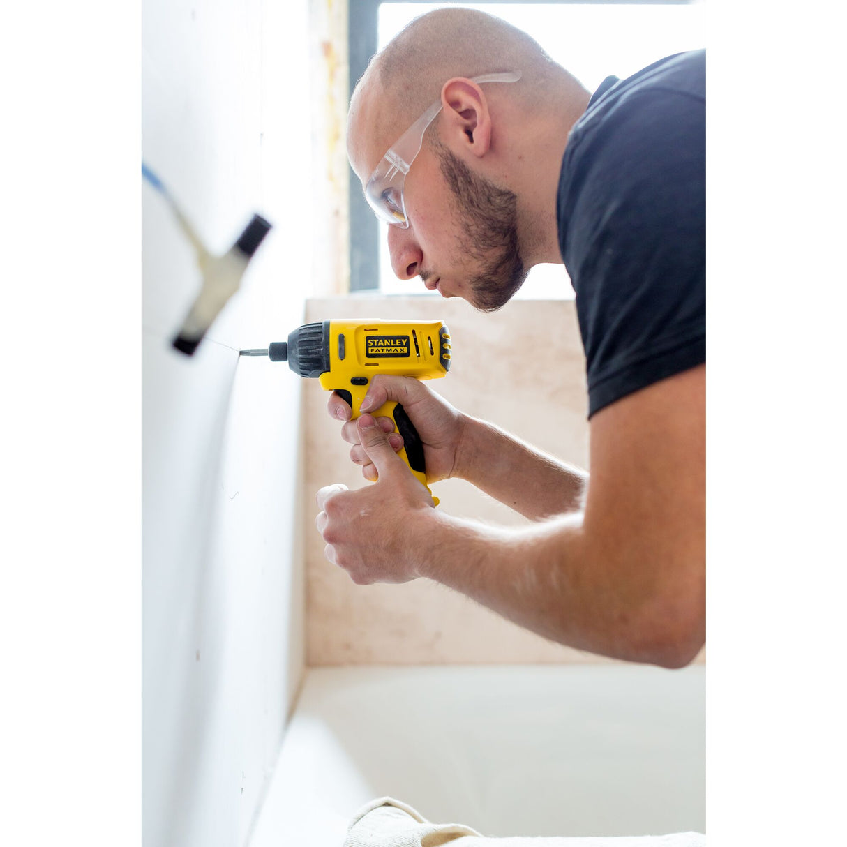 Perceuse électrique jaune Stanley, outil électroportatif, utilisée pour percer un mur