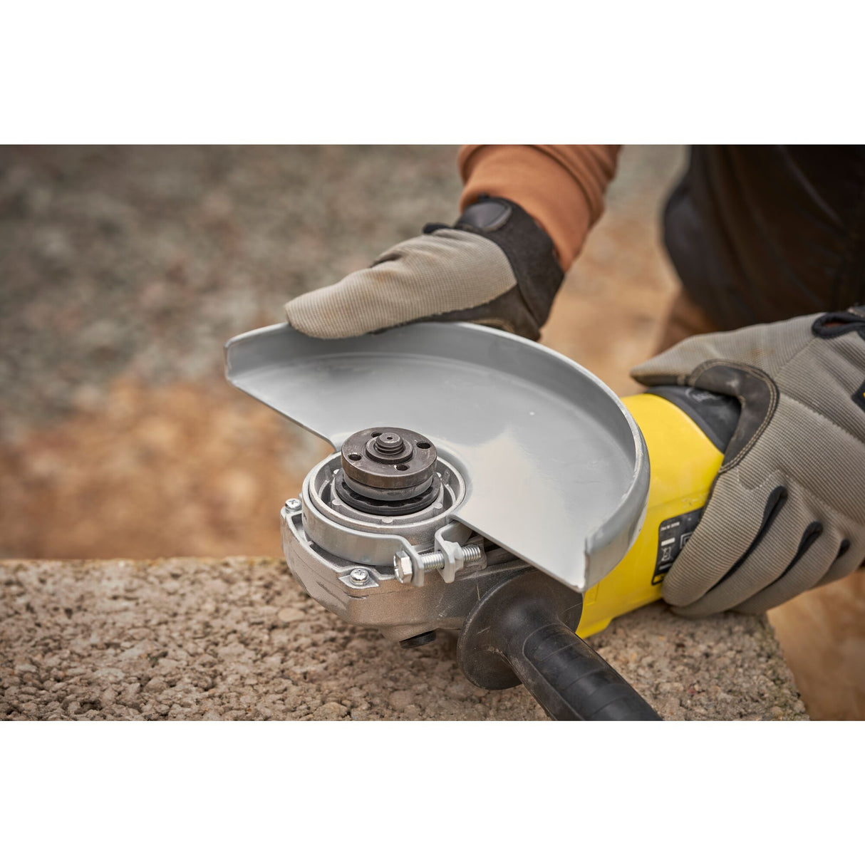 Meuleuse jaune DeWalt, outil électrique pour découpe, avec carter de protection argenté