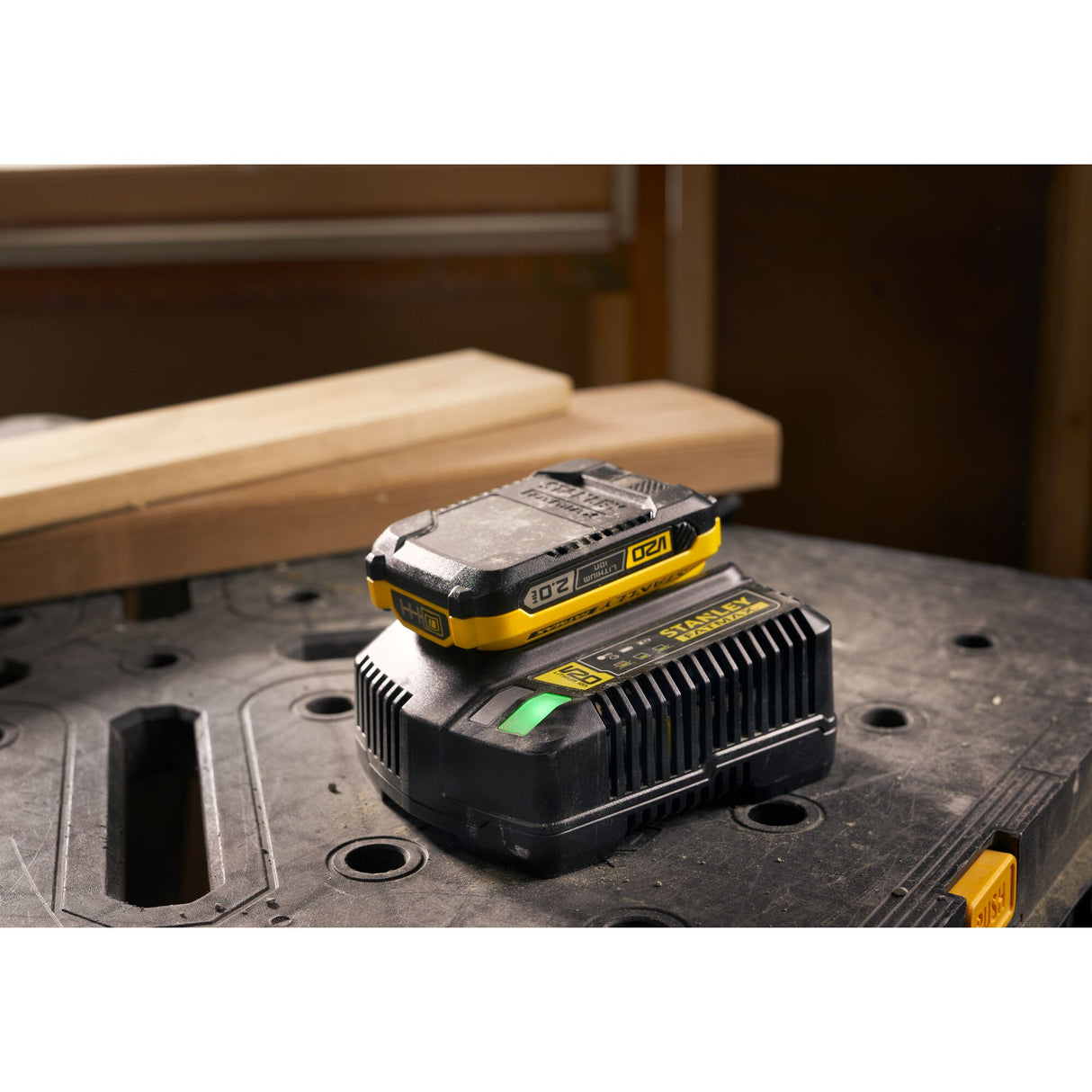 Batterie et chargeur Stanley Fatmax, outils électroportatifs, couleur noir et jaune.
