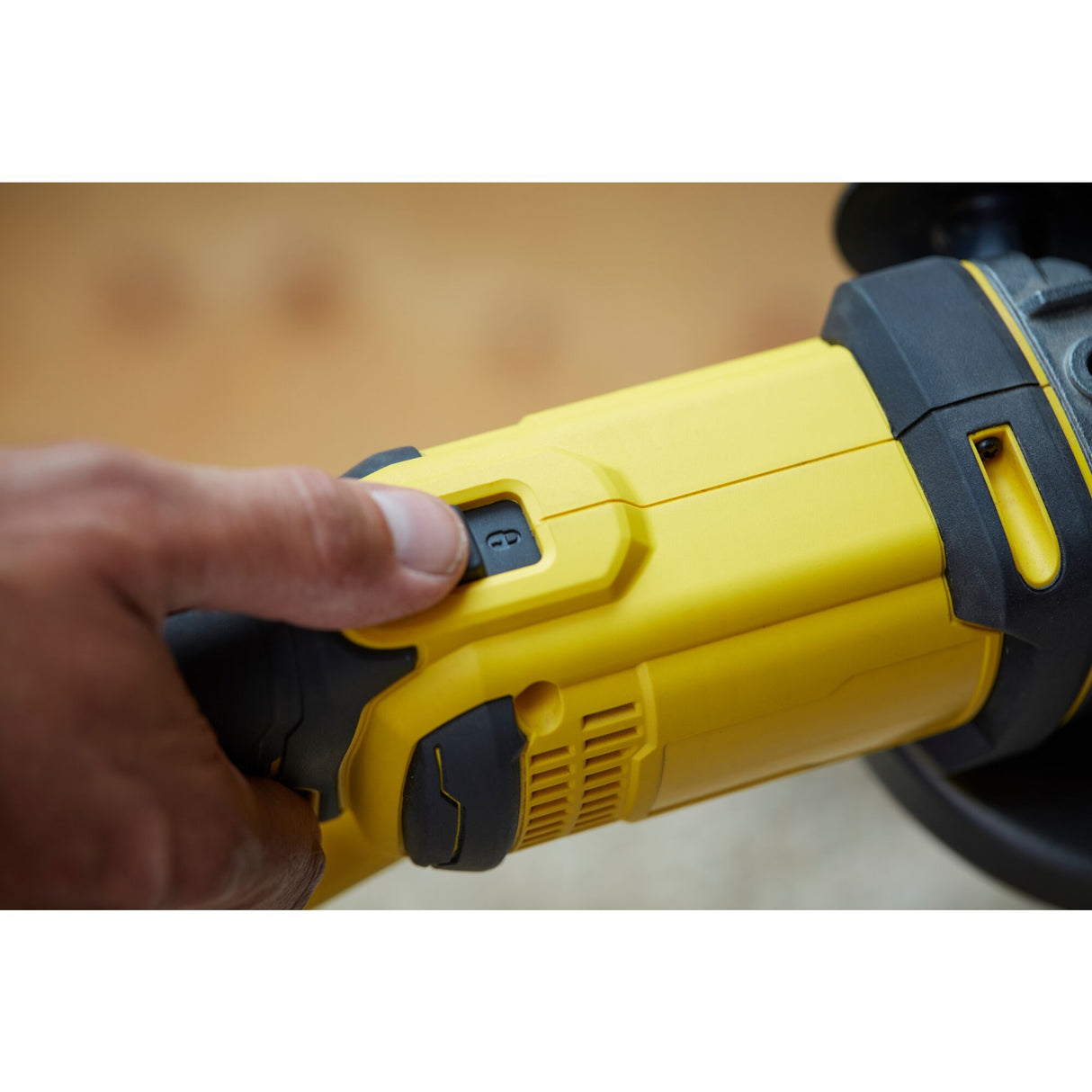 Meuleuse Facom, outil électroportatif jaune et noir, bouton d’allumage visible