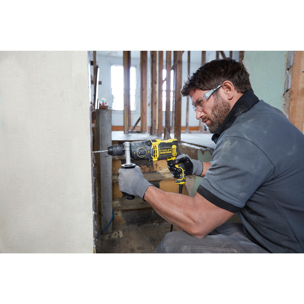 Perceuse Stanley, type perforateur, couleur jaune et noire utilisée en chantier