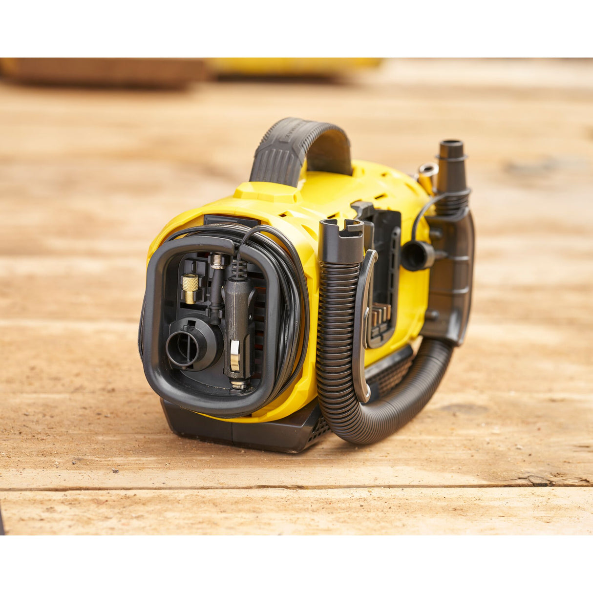 Aspirateur portable DEWALT, type aspirateur utilitaire, couleur jaune et noir.
