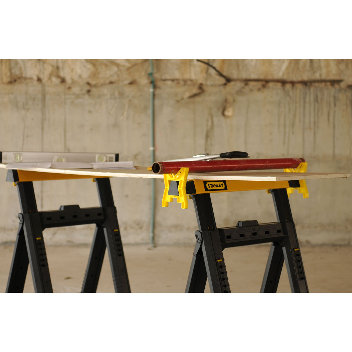 Tréteau Stanley noir et jaune, outillage de chantier robuste, en plastique.