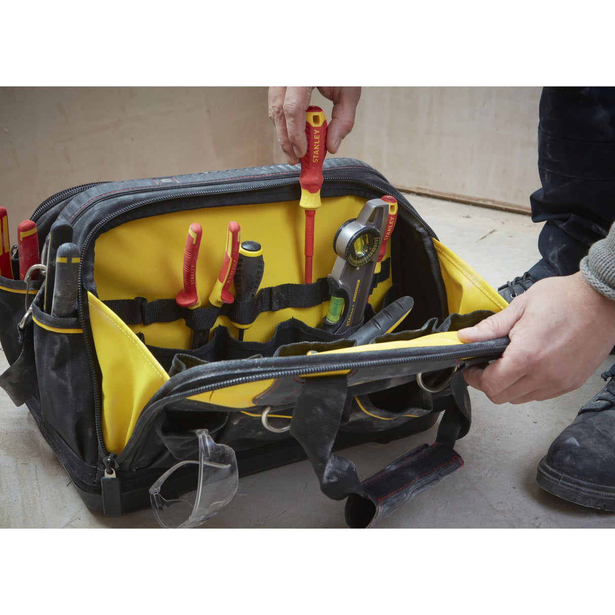 Sac à outils Stanley noir et jaune avec outils à main, tournevis et niveau à bulle