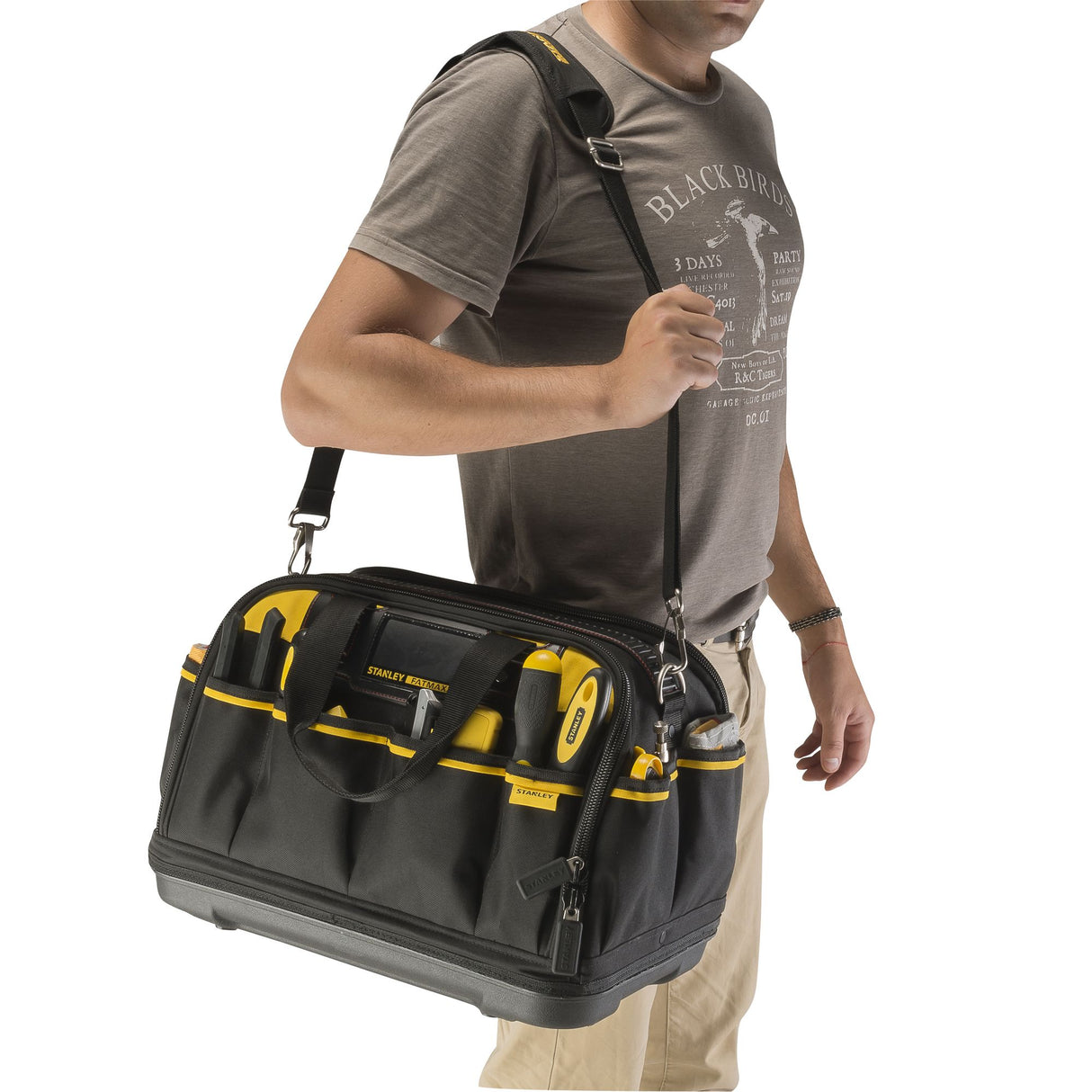Sac à outils Stanley, noir et jaune, porté à l'épaule par un homme