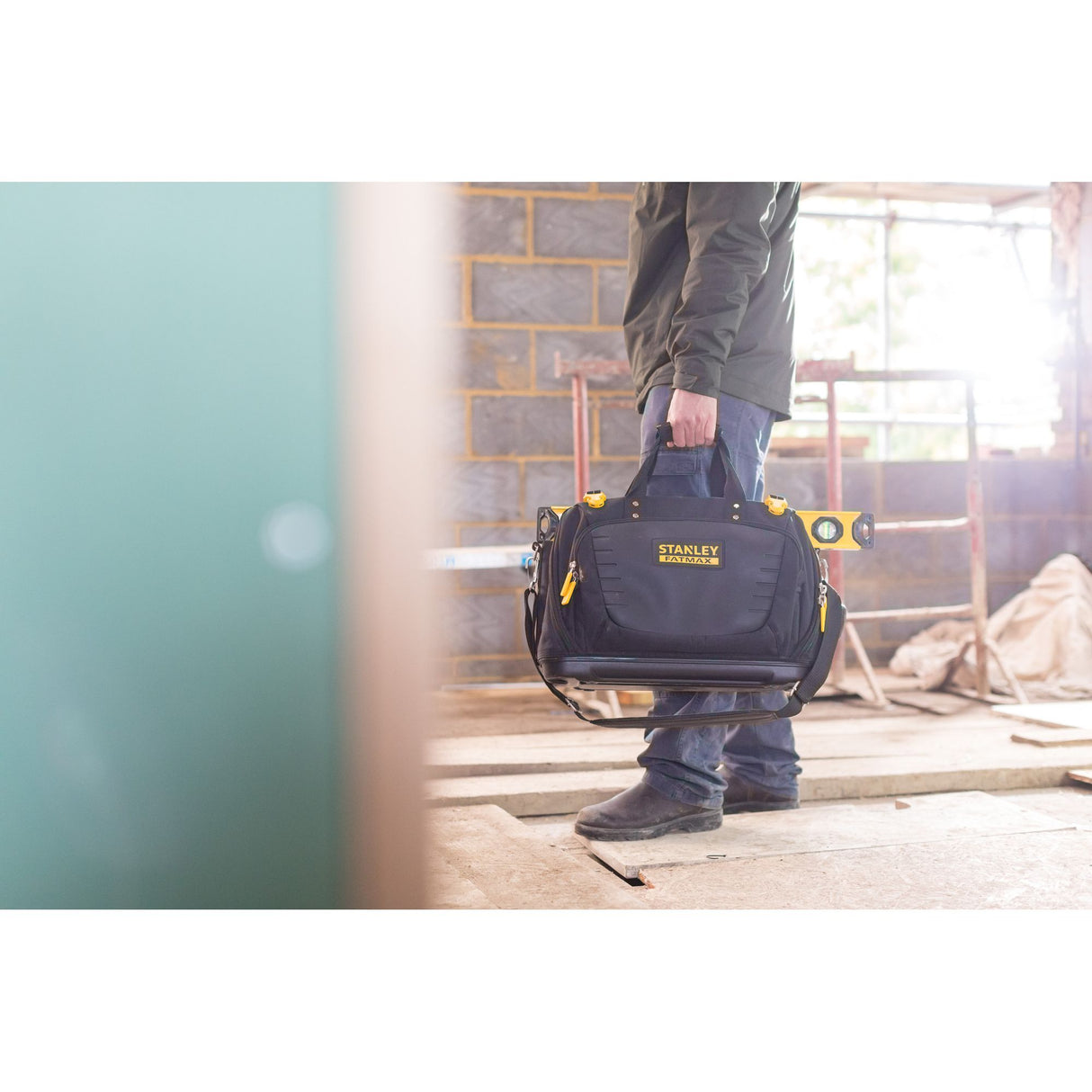 Sac à outils Stanley noir, sac de chantier professionnel porté par un ouvrier