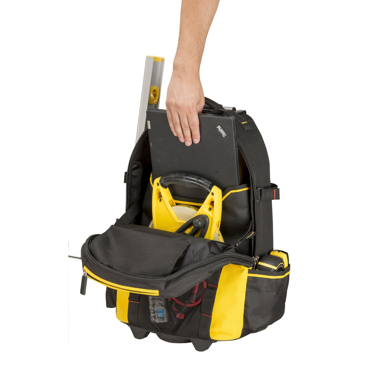 Sac à outils Stanley jaune et noir, de type sac à dos, ouvert avec outils visibles à l'intérieur.
