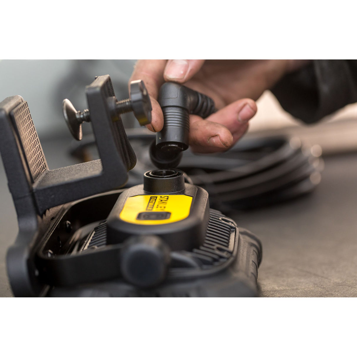 Lampe de chantier noire et jaune Stanley, projecteur LED portable, marque visible
