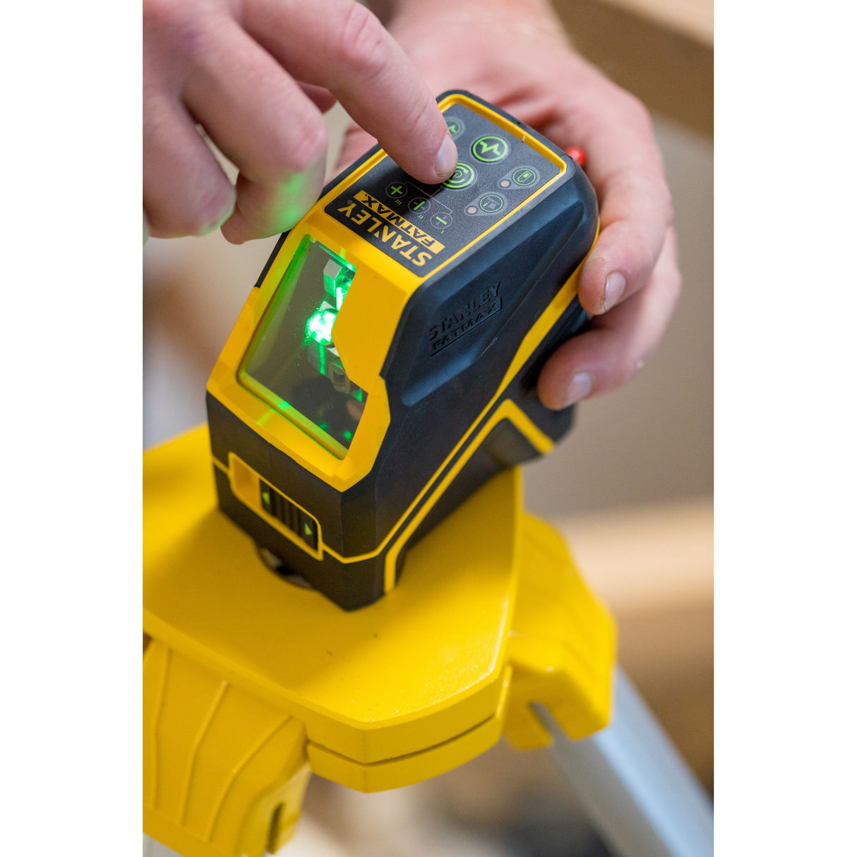 Niveau laser Stanley Fatmax noir et jaune, outil de mesure, en utilisation