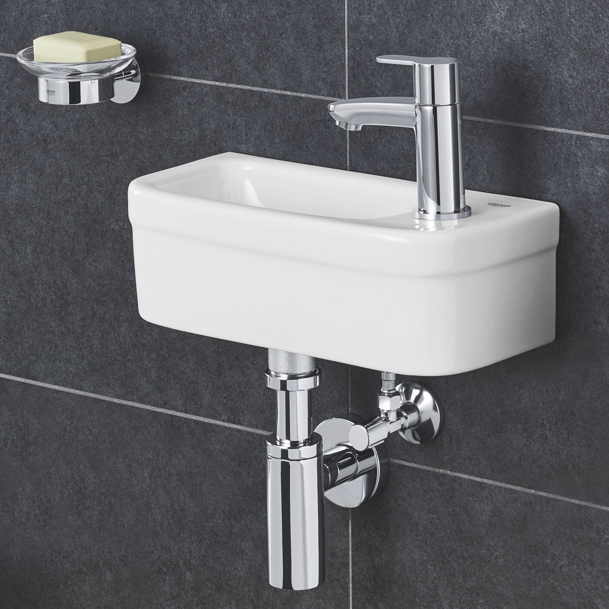 Vasque blanche Grohe, lavabo mural rectangulaire avec robinet chromé, salle de bain