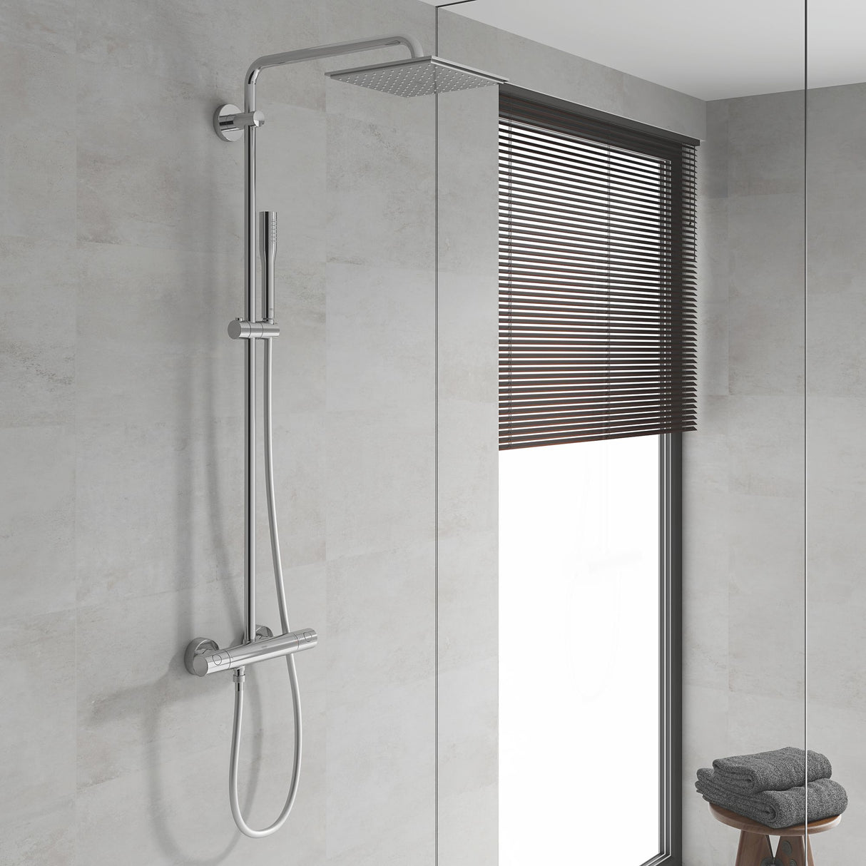 Colonne de douche Grohe chromée, robinetterie de salle de bain moderne, couleur argentée