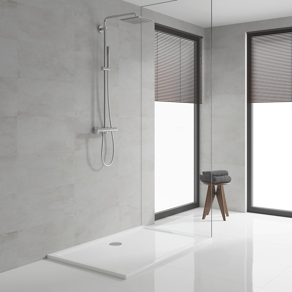 Colonne de douche Grohe, produit sanitaire, couleur chromée, installée dans une salle de bain moderne