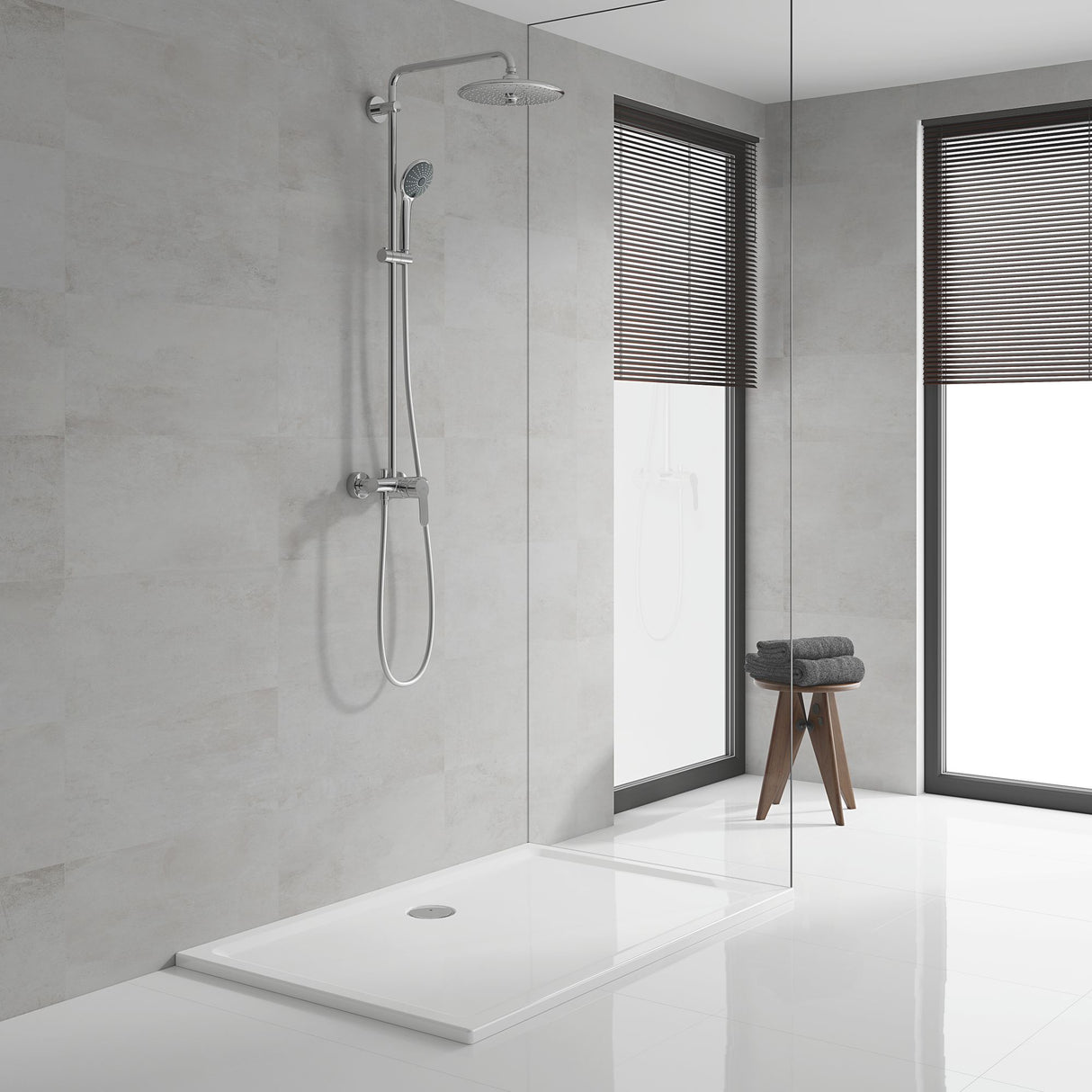 Colonne de douche Grohe, finition chromée, dans une salle de bain moderne blanche