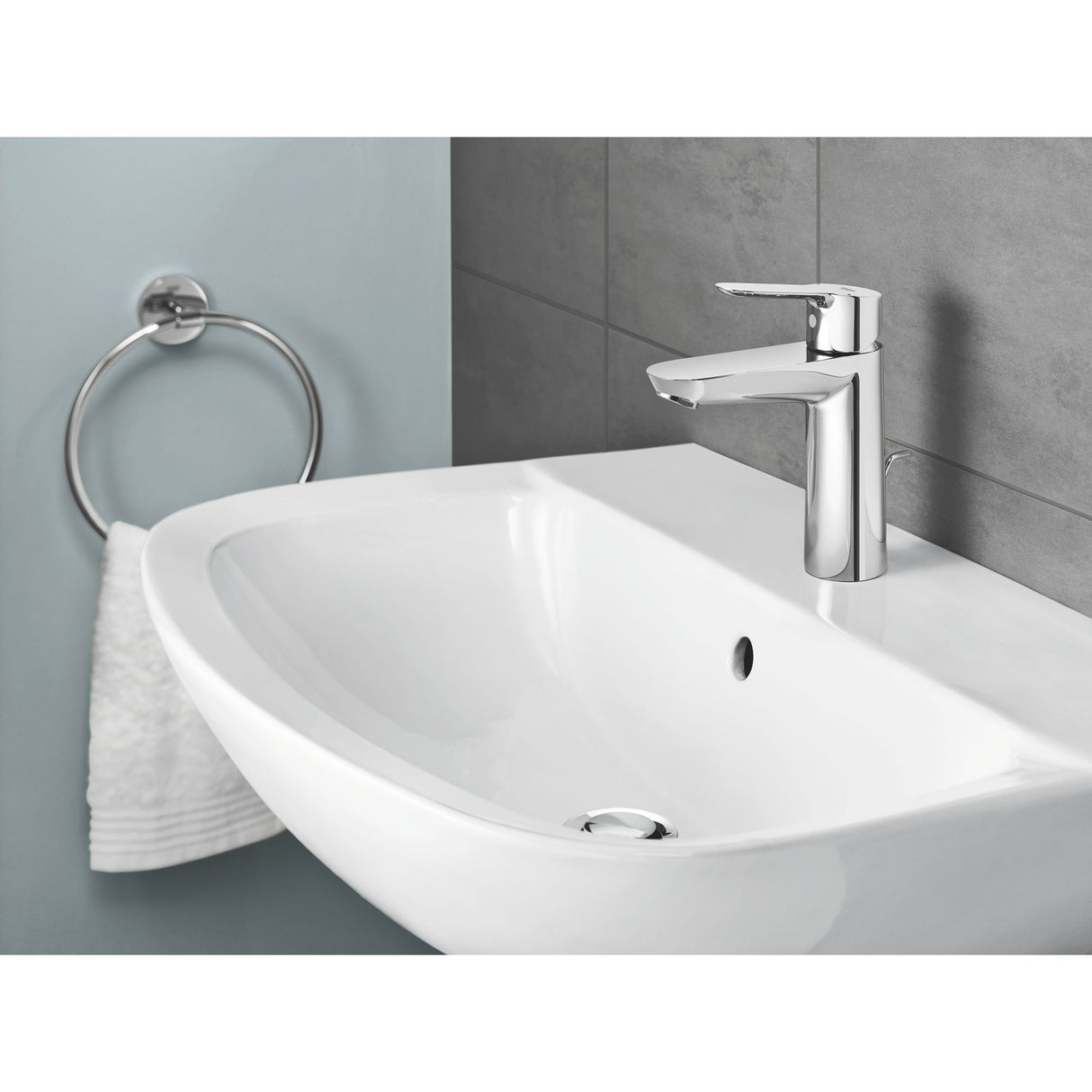 Mitigeur lavabo chromé Grohe, robinet salle de bain couleur argent, design moderne