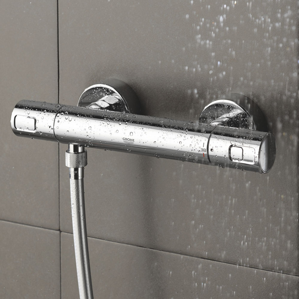 Mitigeur thermostatique de douche Grohe, couleur chromée, installé sur carrelage gris.