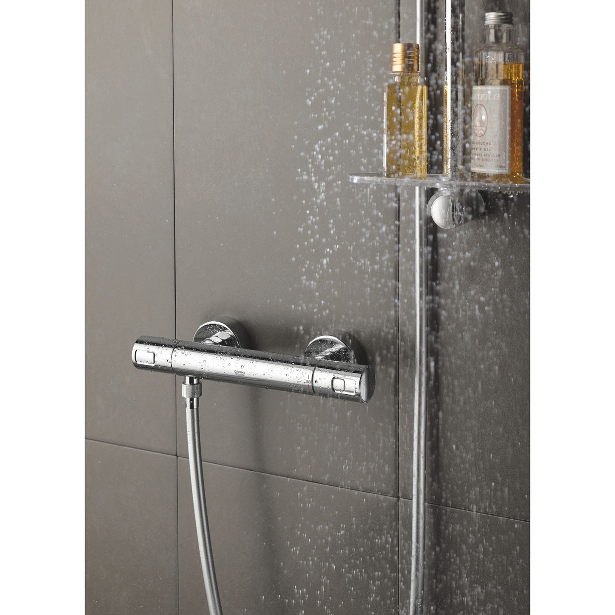 Mitigeur de douche Grohe, robinet thermostatique couleur chromé dans une cabine de douche