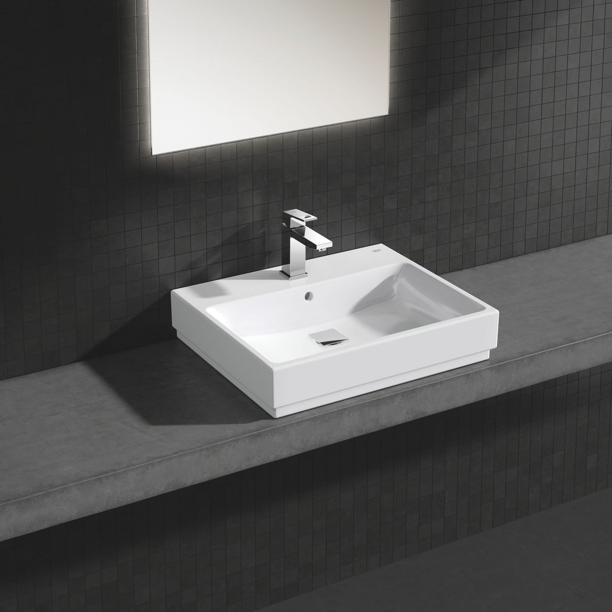 Lavabo rectangulaire blanc Grohe avec robinet moderne, vasque salle de bain design